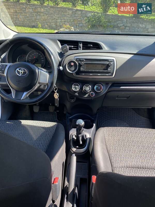 Хетчбек Toyota Yaris 2013 в Івано-Франківську