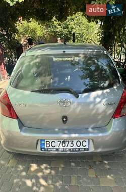 Хэтчбек Toyota Yaris 2006 в 