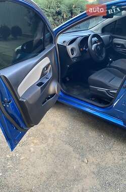 Хэтчбек Toyota Yaris 2016 в 