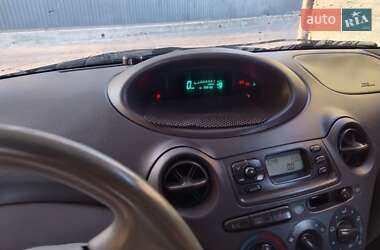 Хэтчбек Toyota Yaris 1999 в 