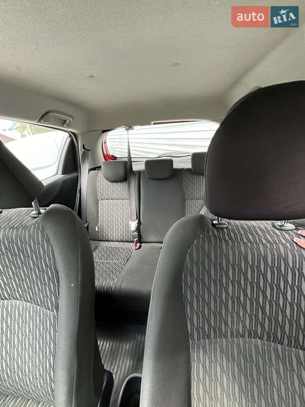 Хэтчбек Toyota Yaris 2012 в Тересве