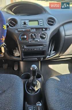 Хэтчбек Toyota Yaris 2003 в Южноукраинске