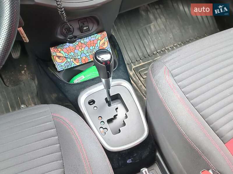 Хэтчбек Toyota Yaris 2015 в Харькове