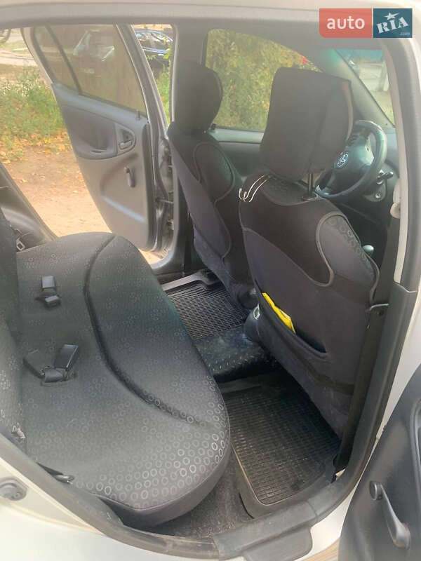 Хэтчбек Toyota Yaris 2004 в Днепре фото 5 Хэтчбек Toyota Yaris 2004 в Днепре