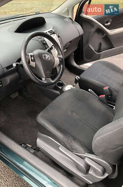 Хэтчбек Toyota Yaris 2006 в 