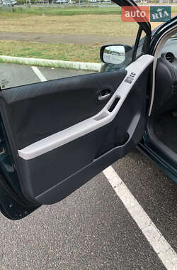 Хэтчбек Toyota Yaris 2006 в 