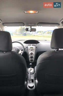 Хэтчбек Toyota Yaris 2006 в 