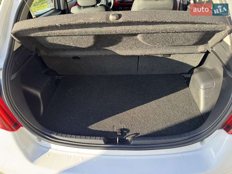 Хэтчбек Toyota Yaris 2015 в Киеве фото 11 Хэтчбек Toyota Yaris 2015 в Киеве