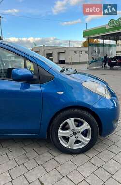 Хэтчбек Toyota Yaris 2011 в 