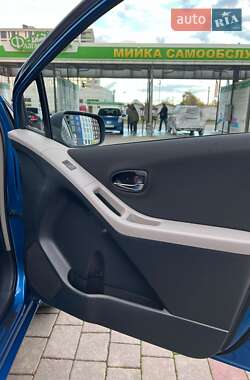 Хэтчбек Toyota Yaris 2011 в 