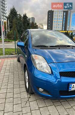 Хэтчбек Toyota Yaris 2011 в 
