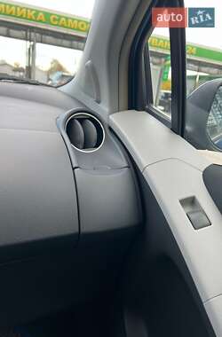 Хэтчбек Toyota Yaris 2011 в 