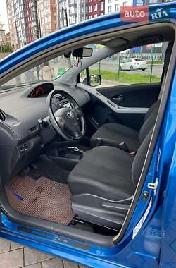 Хэтчбек Toyota Yaris 2011 в 