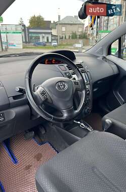 Хэтчбек Toyota Yaris 2011 в 