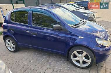 Хэтчбек Toyota Yaris 1999 в 