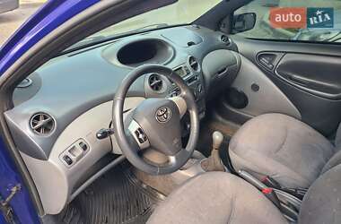 Хэтчбек Toyota Yaris 1999 в 