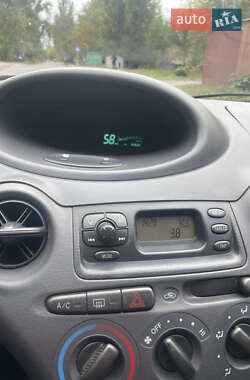 Хэтчбек Toyota Yaris 1999 в 
