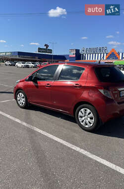 Хэтчбек Toyota Yaris 2012 в 