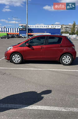 Хэтчбек Toyota Yaris 2012 в 
