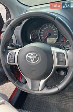 Хэтчбек Toyota Yaris 2012 в 