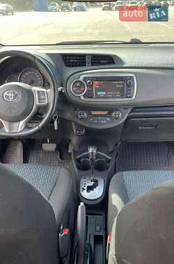 Хэтчбек Toyota Yaris 2012 в 