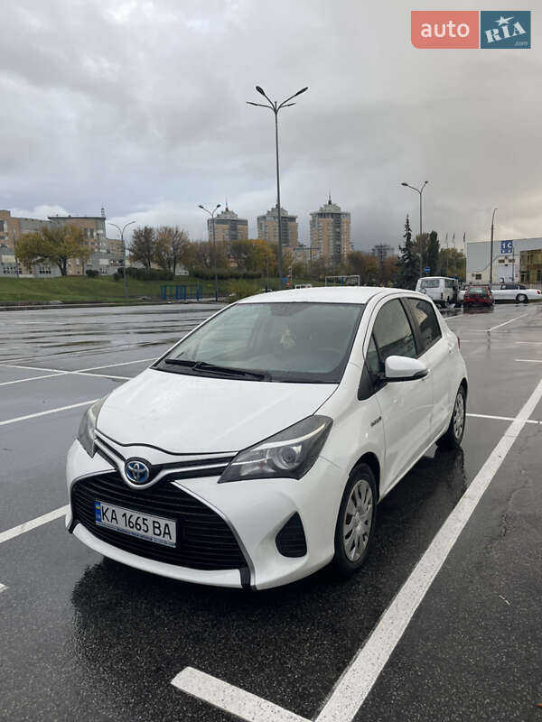 Хетчбек Toyota Yaris 2015 в  фото Хетчбек Toyota Yaris 2015 в