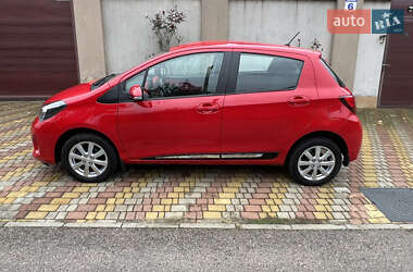 Хэтчбек Toyota Yaris 2015 в 