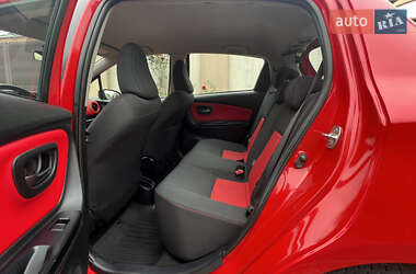 Хэтчбек Toyota Yaris 2015 в 