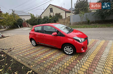 Хэтчбек Toyota Yaris 2015 в 