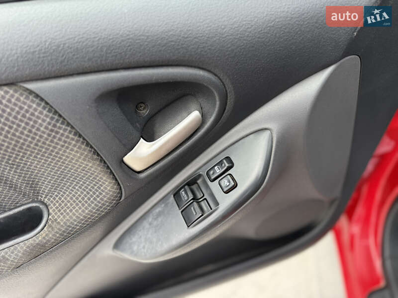 Хэтчбек Toyota Yaris 2003 в Звягеле