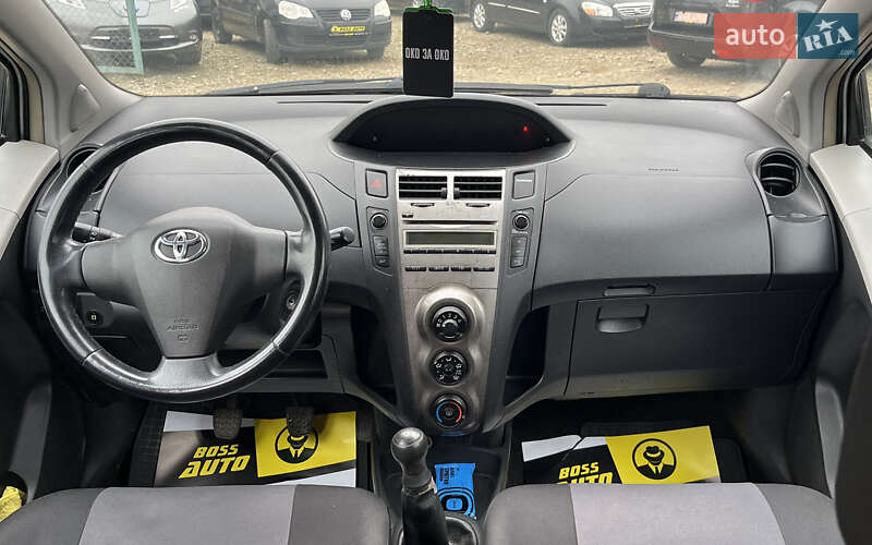 Хетчбек Toyota Yaris 2011 в Мукачевому