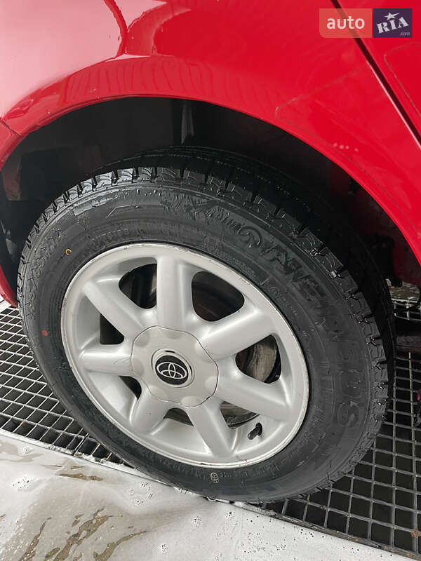 Хэтчбек Toyota Yaris 2004 в Киеве