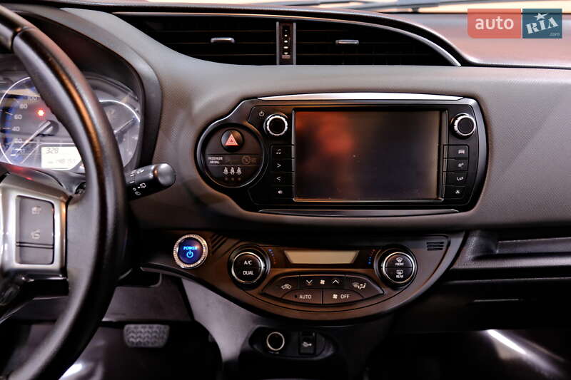 Хэтчбек Toyota Yaris 2015 в Одессе