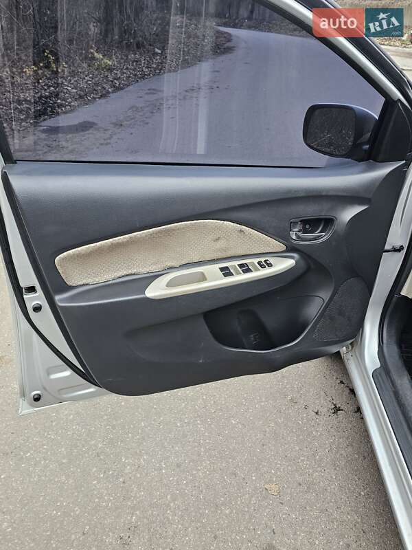 Седан Toyota Yaris 2007 в Киеве