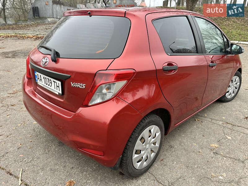 Хетчбек Toyota Yaris 2013 в Путивлі