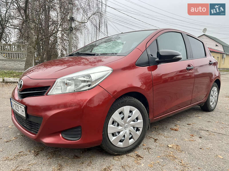Хетчбек Toyota Yaris 2013 в Путивлі