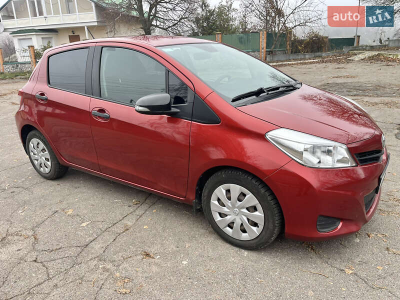 Хетчбек Toyota Yaris 2013 в Путивлі