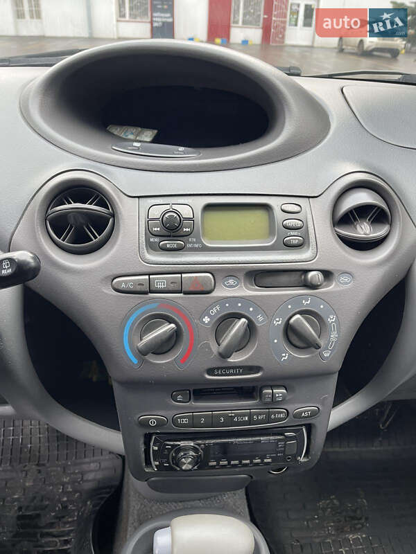 Хэтчбек Toyota Yaris 2001 в Ровно
