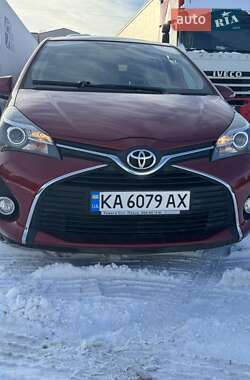 Хэтчбек Toyota Yaris 2015 в Вишневом