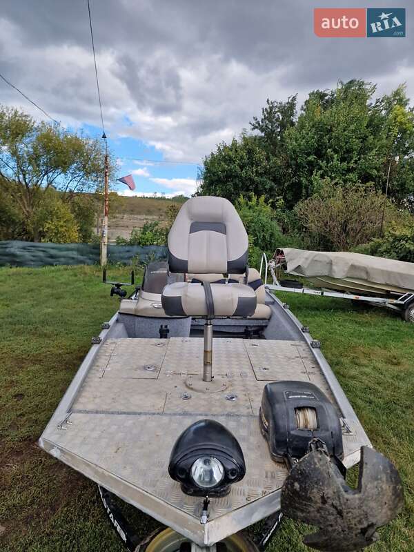 Катер Tracker Bass 2004 в Черновцах