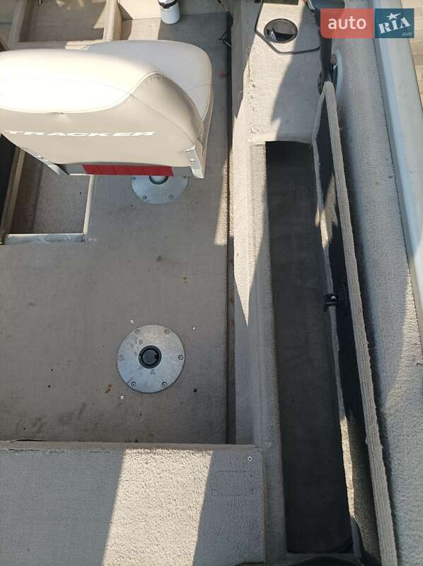 Лодка Tracker Targa 2004 в Гостомеле