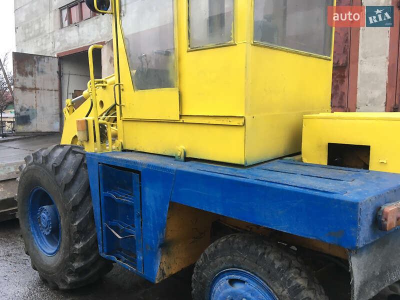 Экскаватор погрузчик UN 053 1990 в Мироновке