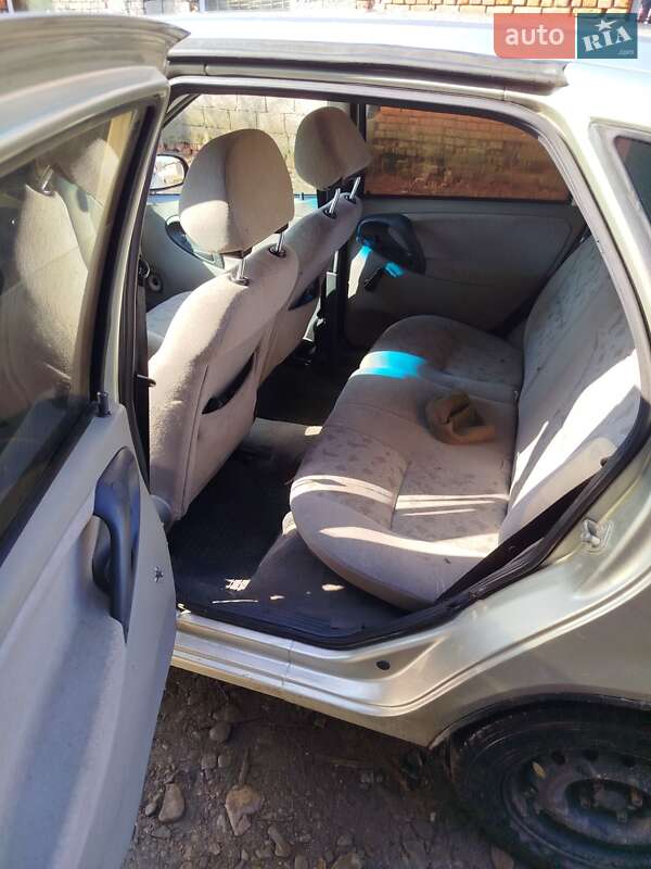 Хэтчбек ВАЗ / Lada 1119 Калина 2005 в Старом Самборе фото 8 Хэтчбек ВАЗ / Lada 1119 Калина 2005 в Старом Самборе