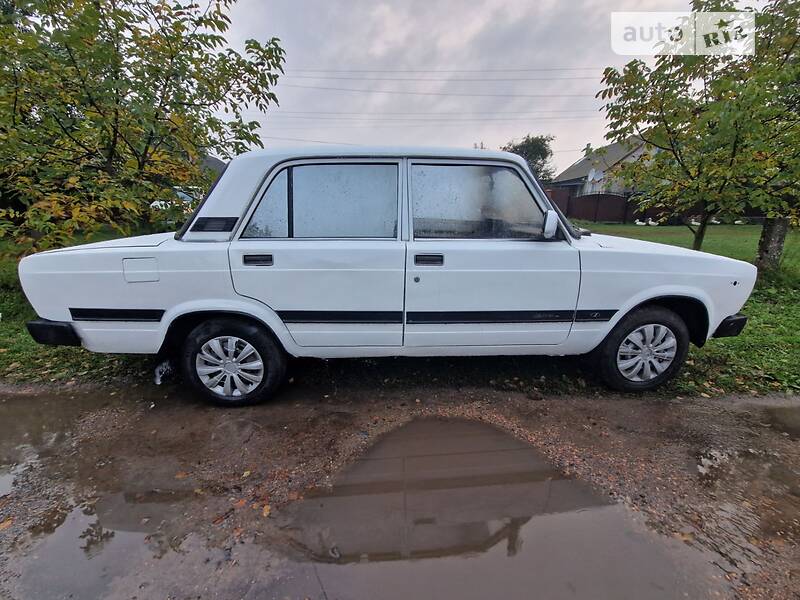 Седан ВАЗ / Lada 2105 1995 в Ромнах