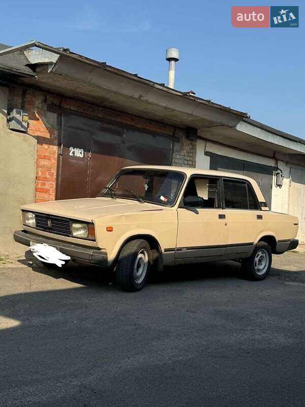 Седан ВАЗ / Lada 2105 1982 в Киеве