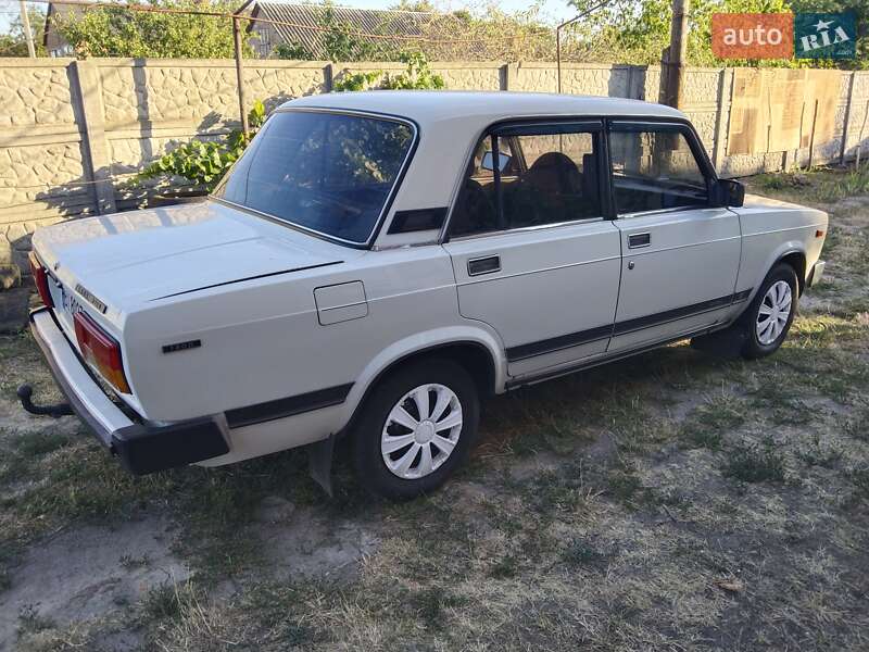 Седан ВАЗ / Lada 2105 1988 в Новых Санжарах