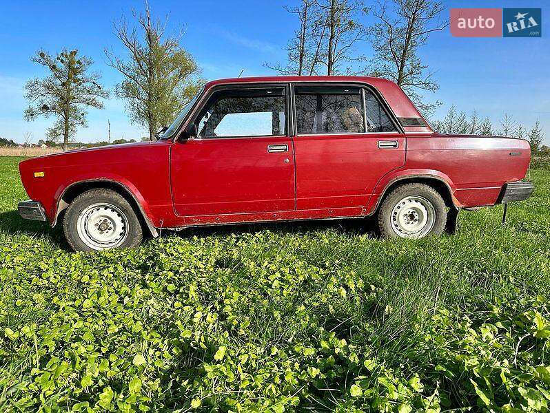 Седан ВАЗ / Lada 2107 1990 в Ромнах