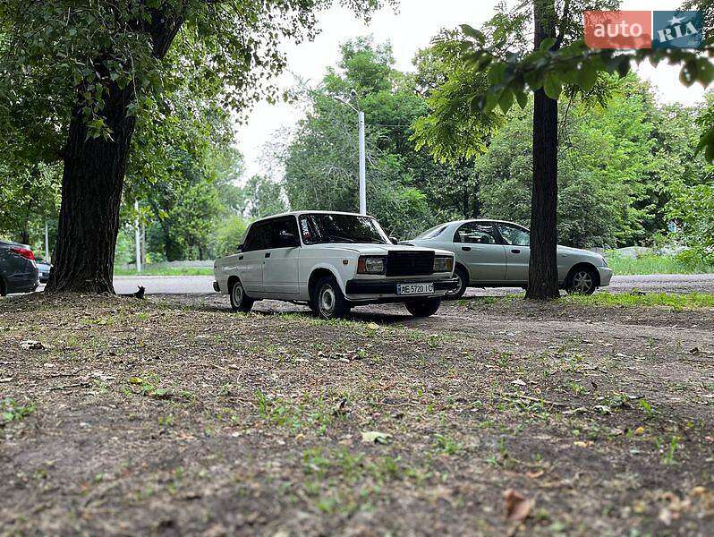 Седан ВАЗ / Lada 2107 1990 в Днепре
