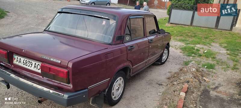 Седан ВАЗ / Lada 2107 2005 в Черновцах