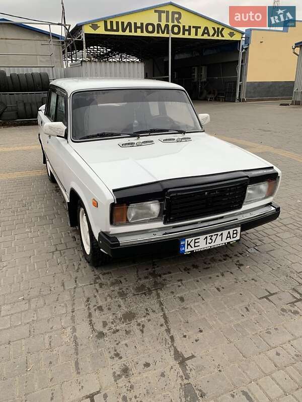 Седан ВАЗ 2107 2004 в 